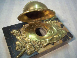 Inkwell French helmet on marble. Inktpotje, Vuurvergulde franse helm met vlag sabel en dergelijke op marmeren voet, gesigneerd TOP item.