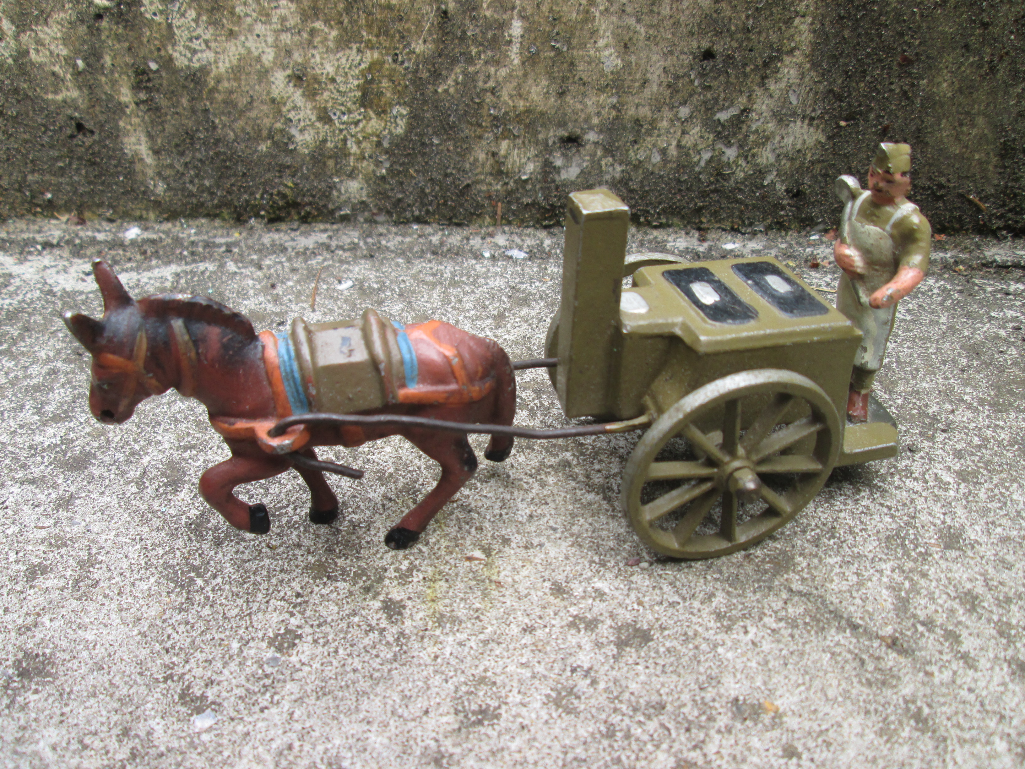 Aluminium militair speelgoed Franse keukenwagen met kok. zeer zeldzaam. Very rare leight weight metal French fieldkitchen