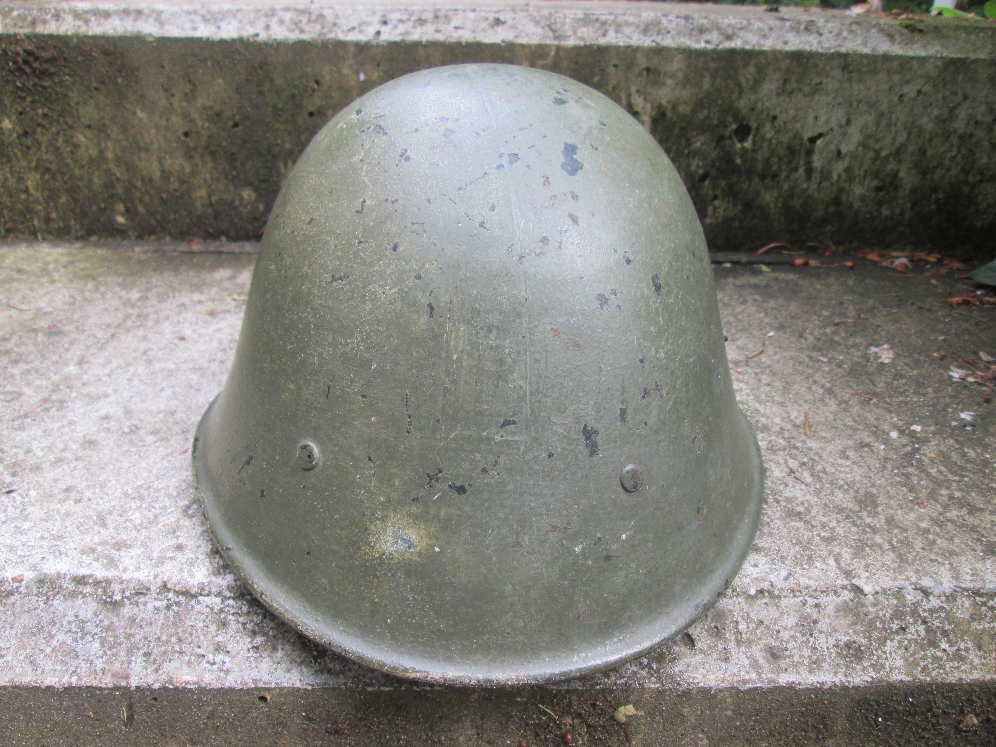 Dutch civil defense helmet. Nederlandse helm met nog moeilijk te lezen het logo van de LBD en BLOKHOOFD Luchtbeschermingsdienst. lichtjes onder de verf nog te lezen.