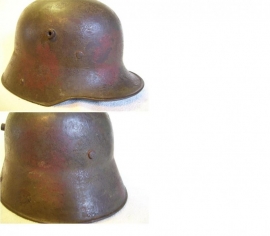 German helmet M16 with red colours camouflage, very rare with original chinstrap. Duitse helm M16 perfekte staat met camouflage vlekken 100% origineel, TOP staat helm met perfekt binnenwerk en 100% originele kleur.met origineel kinbandje