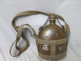 Japanese canteen almost MINT condition with nice markings. Japanse veldfles, bijna MINT staat met Japanse karakters, zeer nette staat mooi gemarkeerd, zeldzaam stuk in deze staat.
