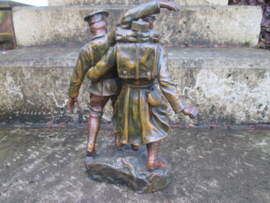 Statue of two soldiers ALLIANCE a French soldier is carrying a British wounded soldier. Gebronsd beeld Engelse en Franse soldaat die elkaar helpen. gesigneerd RUFFONY. hoogte 27 cm. zeer bijzondere voorstelling.