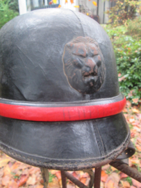Belgium WW2 motorhelmet used by army and police forces. Belgische motor helm met voorop de Belgische leeuwenkop, gebruikt door politie (Rijkswacht) en leger.