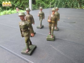 FB Fabricatio Belge 5 British soldiers. 5 marcherende Engelse soldaten met officier.