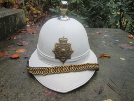 British Royal marines Wolsey pith helmet worn by the RM band. complete with badge and chinscale hard to find helmet. Tropenhelm van de Engelse Royal marines Mariniers. zeer goede staat. wereldbol als punt. met koperen kinketting.