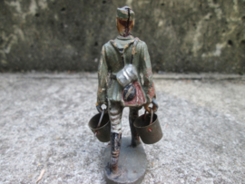 ELASTOLIN German soldier carrying 2 buckets. Duitse soldaat draagt 2 emmers kazerneleven.