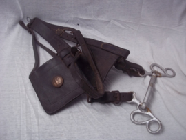 US cavalery leather horse equipment, with 2 US badges. Amerikaans leerwerk voor de cavallerie, voorzien van 2 US emblemen, leuk WO1 leerwerk. Dit kan best heel oud leerwerk zijn, paardentuig werd vaak doorgedragen.