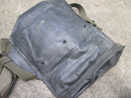 US-Army gas mask M-7 assault bag, rubber. Amerikaanse gasmasker tas rubber gebruikt door para eenheden ten tijde van D-Day. mooi gedragen staat met embleem er nog op. para-equipment.