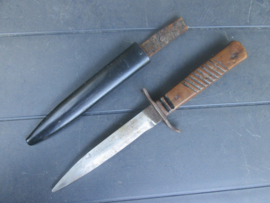 German close combat dagger used condition. Duits nahkampfmesser in schede gebruikte staat. misschien zijn de 2 strepen op het handvat wel triomf strepen.