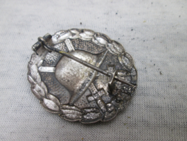 German wounded badge in silver. name scratched insite. Duits gewonden embleem zilver.