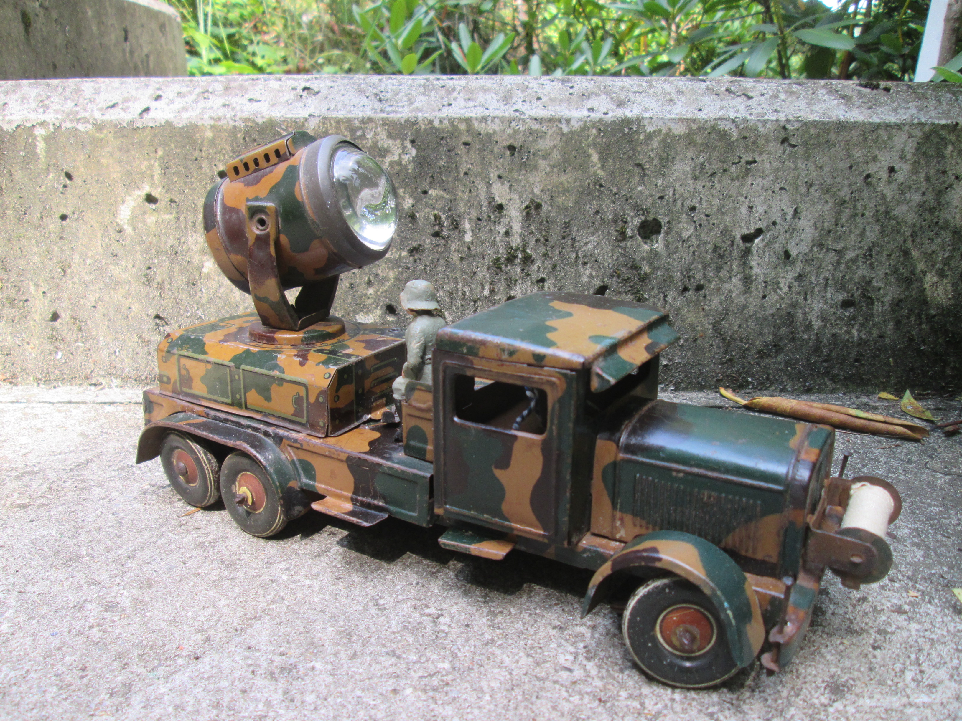 ELASTOLIN HAUSSER Tippco German truck with search light. Blikken Tippco camouflage Duitse vrachtwagen met zoeklicht welke op batterijen moet funktioneren bijzonder stuk.