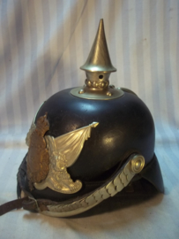 Pickelhaube Sweden in original box, Zweedse pickelhaube manschap, naar Duits voorbeeld. Zweedse Nationale Garde. compleet in opbergdoos speciaal voor pickelhauben. Dit model pickelhaube word in Zweden nog steeds bij officiële gelegenheden gedragen.