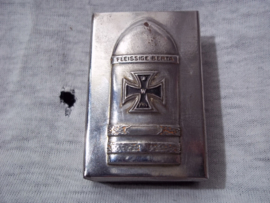 German match holder. Duits luciferdoosomhulsel, met daarop de Dikke Bertha en het EK 1914. Fleissige Bertha.