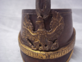 Bronzen miniatuur Schako, Pruisen, met los embleem en cocarde en vuurvergulde accenten, afmeting 8,5 cm bij 7 cm hoog. Leuk zeldzaam bronsje en gedetailleerd gemaakt TOP stuk.