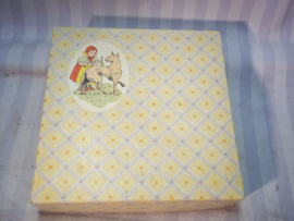 Silver plated childrens plate in box. Kinderbordje in doos, verzilverd, met sprookjes afbeeldingen ROODKAPJE, gero zilver.