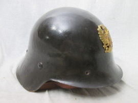 Spanish helmet model 1926, used in the civil war 1936. Spaanse helm model 1926, gebruikt in de Spaanse burgeroorlog 1936. voorzien van de Spaanse adelaar voorop de helm oud type helmembleem perfekte staat.