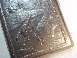 German cigaretcase, artillery Duitse sigarettenkoker, met afweergeschut en Duits vliegtuig zeer apart, ges.gesch gemarkeerd. leuke voorstelling