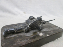 Statue of a german soldier with spikehelmet, silver finish. Beeldje van een duitse soldaat met pickelhaube schietend op marmeren voet, verzilverd, en kleine signatie op voet WMF fabrikant.