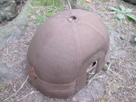 Japanese tank helmet summer type, nicely marked. Japanse tankhelm zomer uitvoering, gremaakt van bruin kleurig stof met voorop de japanse ster, markering aan de binnenkant bijzonder stuk.