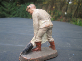 ELASTOLIN 10 cm Soldier with shovel. Duitse soldaat met schop Kazerneleven goede sttaat.