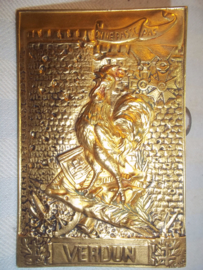 French plaque VERDUN on ne passe pas. Franse plaquette met de typische haan en rechts boven 2 Franse medailles, Legion d'honneur.