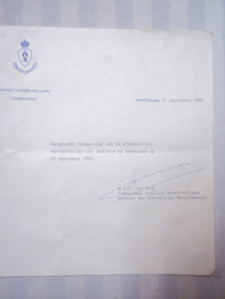 Aquarel van P.J. de Haas 1992 van een hoofdofficier bij de Koninklijke Marechaussee. tevens de brief van de hoofdofficier van Justitie  waarin de schenking staat. zeer leuk geheel