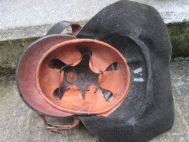 Dutch officers leather fire department helmet. Nederlands leren brandweerhelm, met officiersembleem, zeer nette staat jaren 40/50.