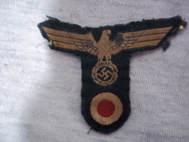 German Wehrmacht cap badge bevo woven. Duits petembleem voor de Wehrmacht M-42 en M43 pet. verwijdert embleem, daarom heeft het wel charme. mooi gebruikt origineel petembleem.