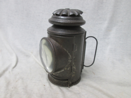British trench lamp no markings. Engelse loopgraven lamp bijzonder model, geheel compleet met brander en zijn typische bolle glas, geen markeringen. leuk WO1 item.