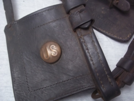 US cavalery leather horse equipment, with 2 US badges. Amerikaans leerwerk voor de cavallerie, voorzien van 2 US emblemen, leuk WO1 leerwerk. Dit kan best heel oud leerwerk zijn, paardentuig werd vaak doorgedragen.