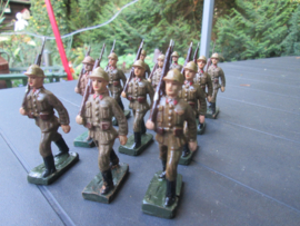 DURSO / BELGIUM 12 Belgium soldiers. 12 Marcherende Belgische soldaten.