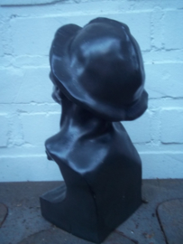 Zwaar stenen beeldje van een mijnwerker, die nog de oude lederen helm draagt ongeveer 15 cm. zeer decoratief. Statue of a Belgium miner wearing the old type leather helmet. rare statue.