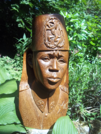 Wooden statue of a colonial soldier from the belgium army in Belgium Congo. Houten beeld van een ABBL soldaat, met fez en nationaal embleem Belgisch leger in de Congo, 40 cm zeer zeldzaam.