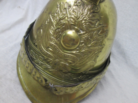 French fire helmet 1885. Franse brandweer helm geinspireerd op het model van de 2de Empire werd deze gemaakt model 1885 Troisiemme Republique, geen binnenwerk verder in een zeer nette staat.