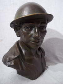 Statue of a British soldier with steelhelmet. signed G.CARLI - 1920-1949. Beeld van een Engelse soldaat met helm, gips, gebronsd, afmeting 30 x 25 x 20 cm. geicht 2,5 kilogram. Zeer net beeld.