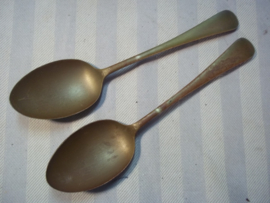 2 british army spoons nicely marked and dated 1944  2 Leger lepels Engels