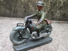 DURSO Belgium soldier on motor. Belgische soldaat op motor met belgische kleuren.