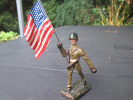 DURSO American soldie with flag. Amerikaanse soldaat met vlag. WO2.