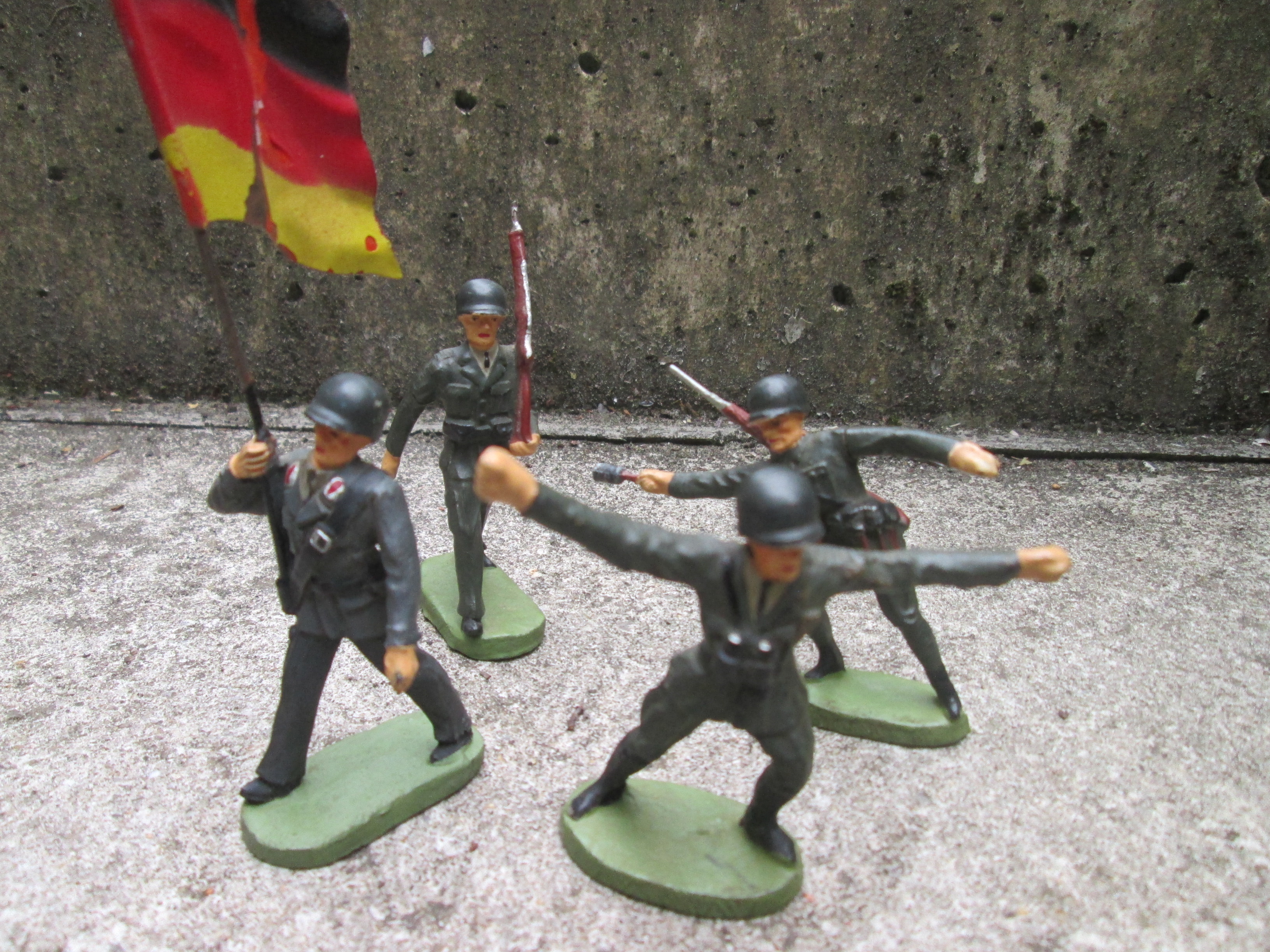 ELASTOLIN 4 German soldiers post war. Elastolin set van 4 Duitse soldaten van de Bundeswehr  met vlag.