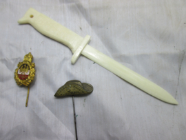 Set of German colonial items, very rare. bayonet of ivory with KAMERUN engraved. Kavel Südwest Afrika herinnerings items 2 speldjes en ivoren bajonet als briefopener. speldje koloniale hoed .BDMA- Willkommen Daheim.