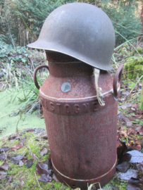 Belgische melkbus uit BASTOGNE/  LAITERIE. metalen uitvoering vooroorlogs leuk voor een Ardennenoffensief diorama.