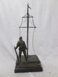 German statue of the Imperial Navy. Duits bronzen beeld van de Keizerlijke Marine, met een matroos van het Seebattalion die aan land gingen als een soort mariniers in China en Afrika. zeer bijzonder met herinneringsplaat datum 11- 11-  1915 Zeldzaam stuk