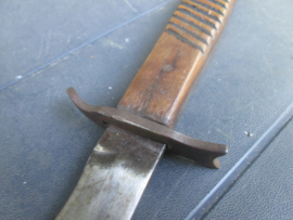 German close combat dagger used condition. Duits nahkampfmesser in schede gebruikte staat. misschien zijn de 2 strepen op het handvat wel triomf strepen.