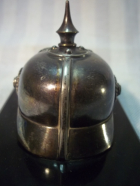 Miniature pickelhaube spike helmet Baden Wurtemberg silver plated.Zwaar verzilverde miniatuur pickelhaube op zwart voetje.