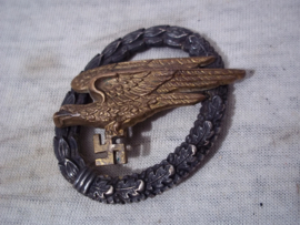 German Fallschirmschützen Abzeichen.  Paratroopers jump-badge. Duits parachutisten embleem buntmetal, zeer zeldzame maker in klaverblad B.S.W.  Bruder- Schneider- Wien.