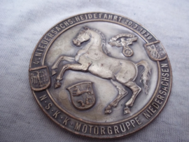 German plaque NSKK. Duitse plakette 6,5 cm doorsnee 4. Niedersächs. Heidefahrt 20-3-1938 NSKK Motorgruppe Niedersachsen, met maker.