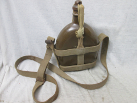 Japanese canteen M-99, complete and nicely marked. Japanse veldfles met de originele houten sluitdop, onderkant is gemarkeerd.