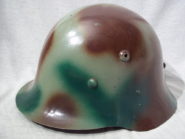 Bulgarian helmet pattern 1936 with post war camouflage. Bulgaarse helm model 1936 met naoorlogse camouflage, officieel zo gedaan.
