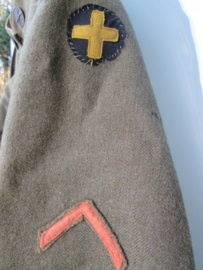 US- Army 33 rd Infantry Division uniform, complete with all insignia. Amerikaans uniform van het 33e Infanterie Divisie, mooi compleet met alle emblemen zeer goede staat.