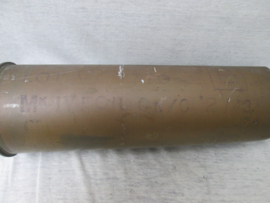 British 25 pounder shell 1943, with markings on the buttom and on the shell, Engelse 25 ponder huls met merkering onderaan en een mooie stempel op de huls, zie je niet zo vaak.